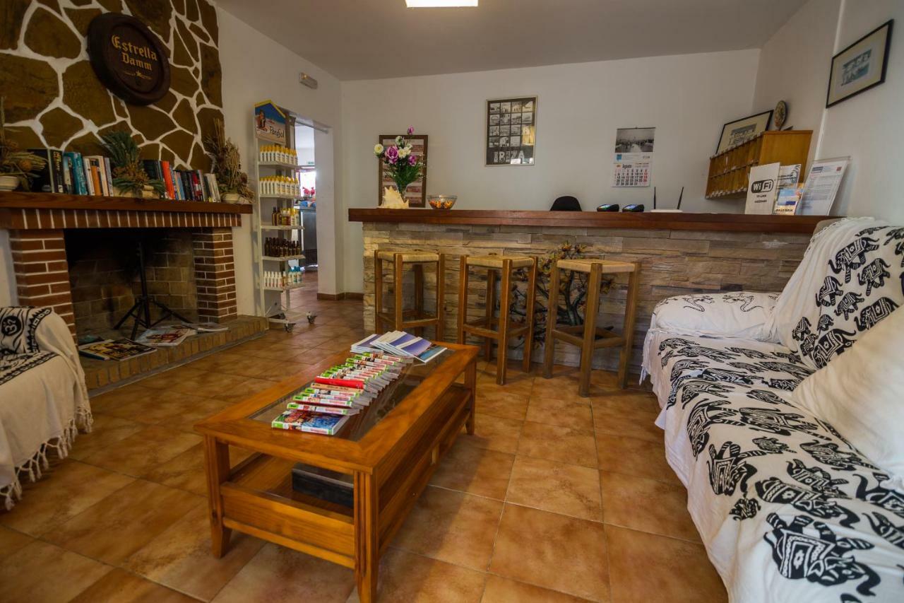 Hostal Cala Boix Es Cana Eksteriør bilde